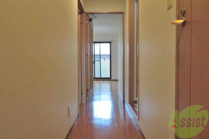 玄関　玄関からは一直線に窓まで。風が吹き抜けますねー。