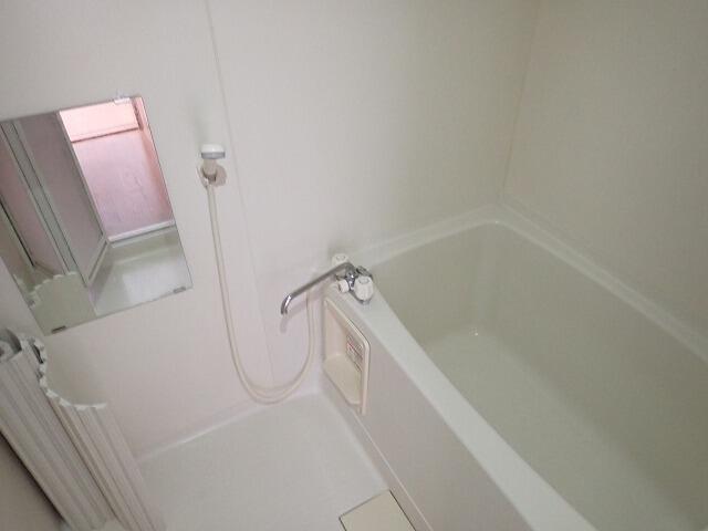 バス・シャワールーム　清潔感のあるお風呂です