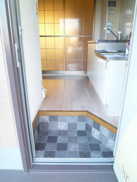 玄関　写真は105です