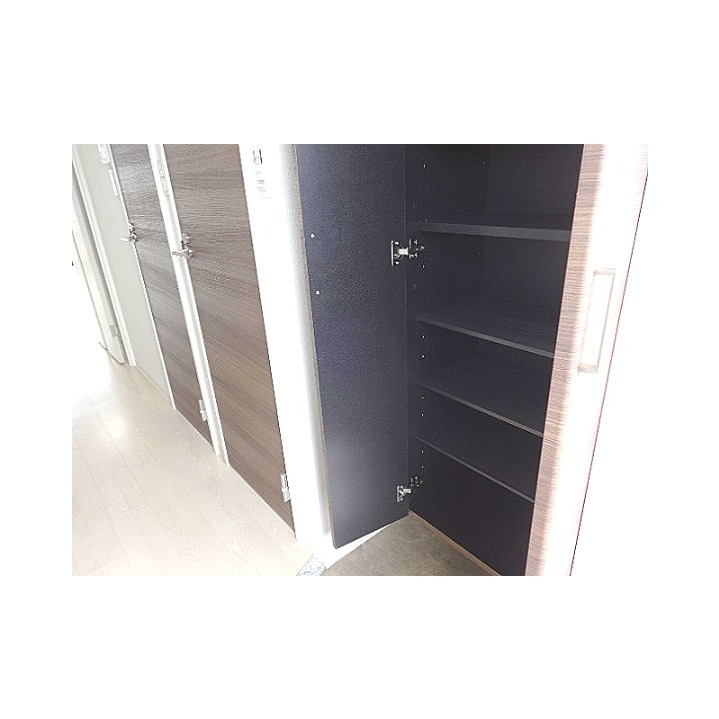 玄関　高さのあるシューズＢＯＸ付き。