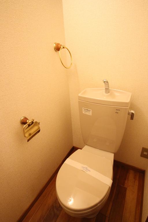 トイレ　お洒落なタオルリング＆ペーパーホルダー付き