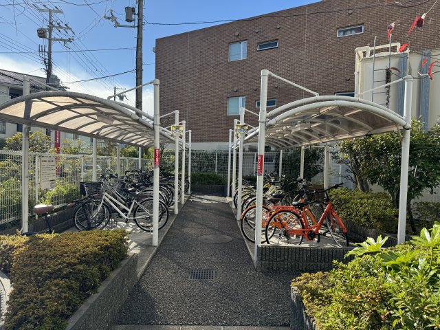 その他共有部分　屋根付き駐輪スペースです