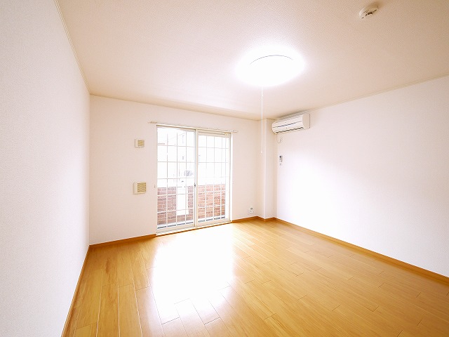 その他部屋・スペース　開放的な寝室です