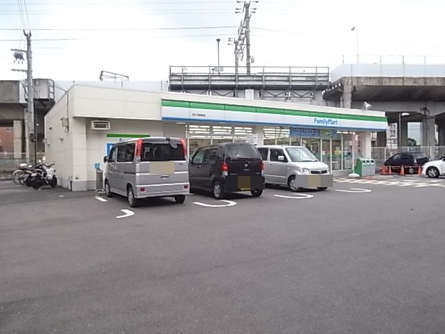 コンビニ　ファミリーマート忍ケ丘駅前店（コンビニ）まで690m