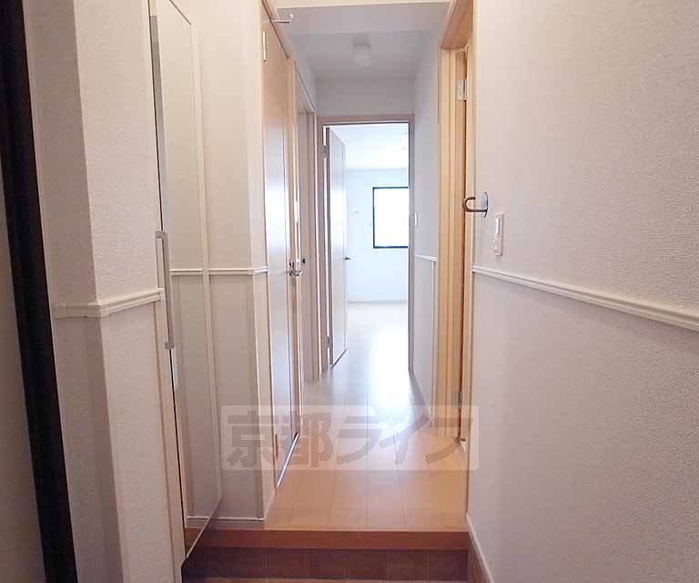 その他部屋・スペース　玄関から見た廊下です。