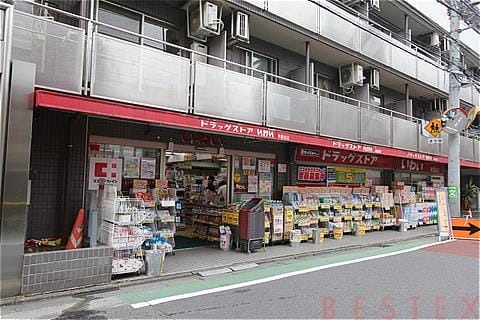 ドラックストア　ドラッグストアいわい早稲田店（ドラッグストア）まで694m