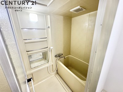 バス・シャワールーム　アメニティ収納棚ありの独立洗面台です