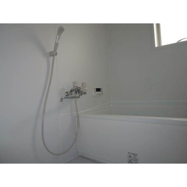 バス・シャワールーム　シンプルなお風呂は追い炊き付きで、いつでも温かいお風呂に入れ