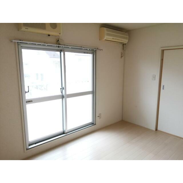 居室・リビング　明るい部屋で快適に過ごせますね。