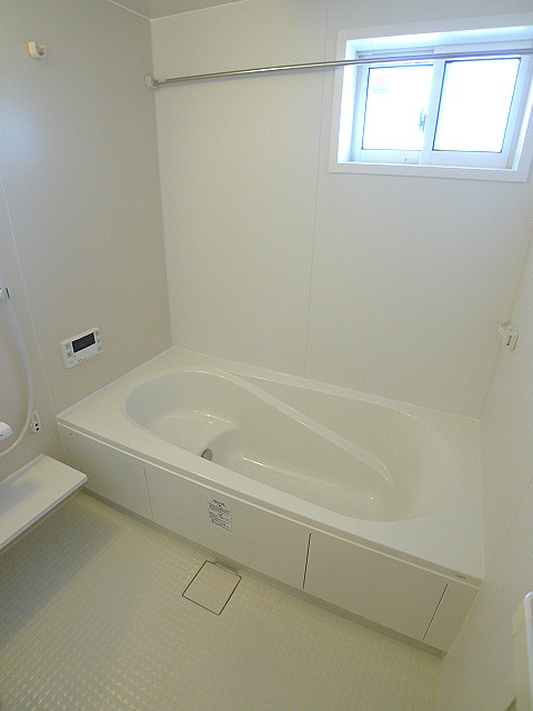 バス・シャワールーム　浴室は換気ができる小窓付き。