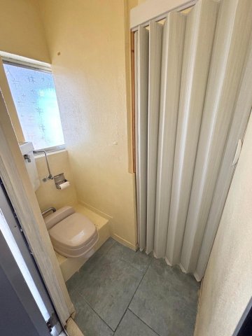 トイレ　トイレは新しく交換済み。窓があり清潔感のある快適な空間です