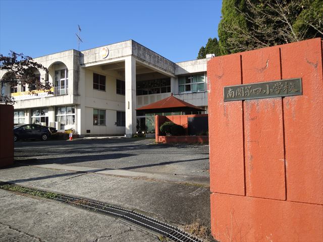 小学校　南関町立南関第四小学校（小学校）まで379m