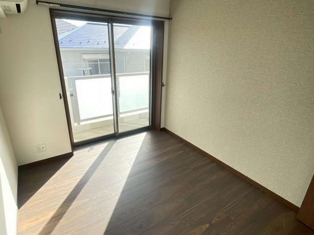 居室・リビング　南側5.7帖　洋室