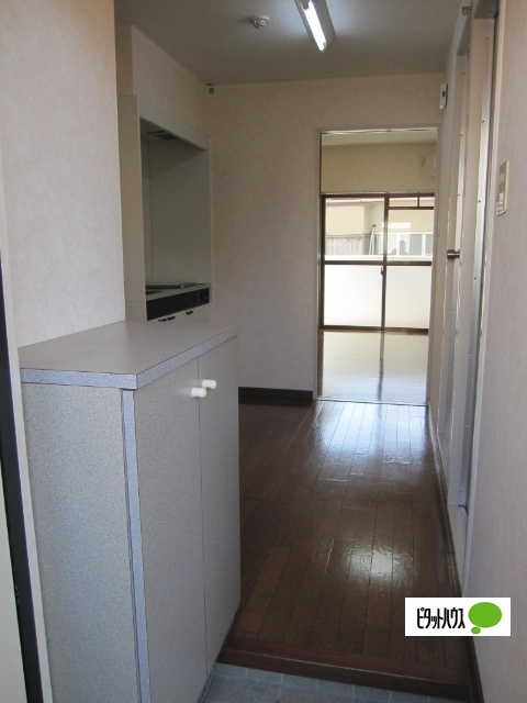 玄関　写真は別室（左右反転）。状況が異なる場合は現況を優先します。