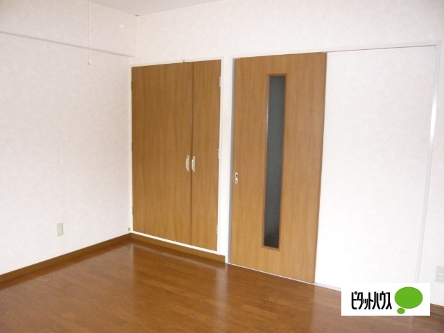 居室・リビング　写真は別室（左右反転）。状況が異なる場合は現況を優先します。