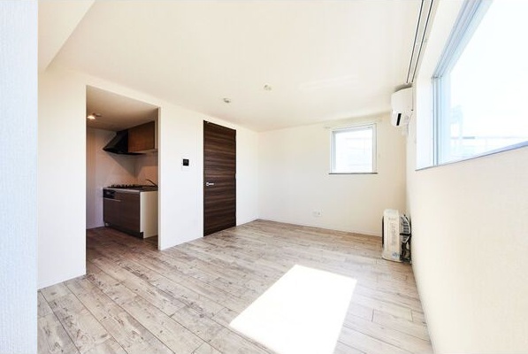 居室・リビング　明るい居間で気持ちまで明るくなりますね！