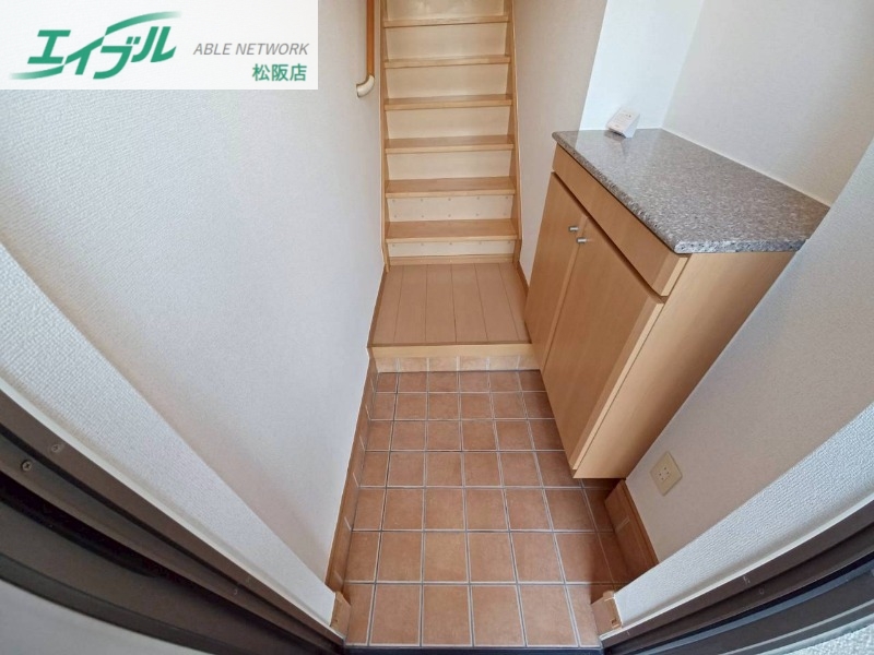 玄関　同物件別部屋写真反転タイプ