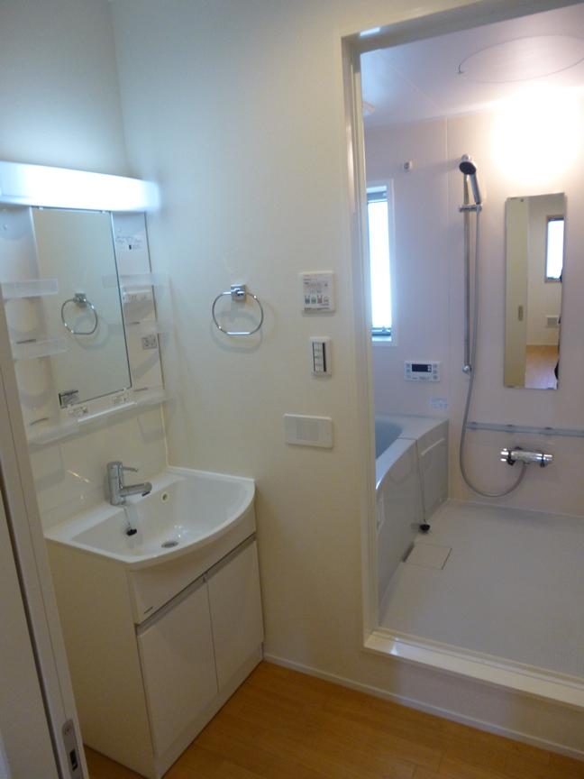 洗面設備　身支度に欠かせない独立洗面台♪