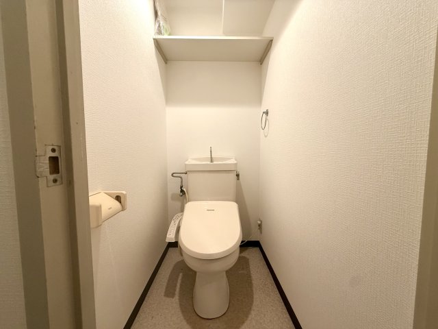 トイレ　温水洗浄便座付です☆