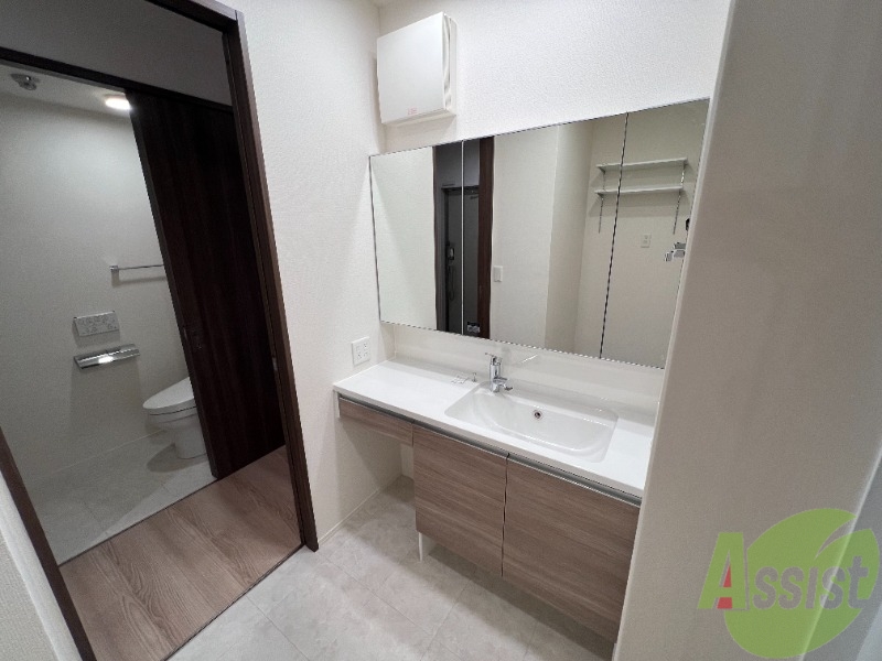 洗面設備　洗面台です。鏡が大きく手洗い場も広く使いやすそうです