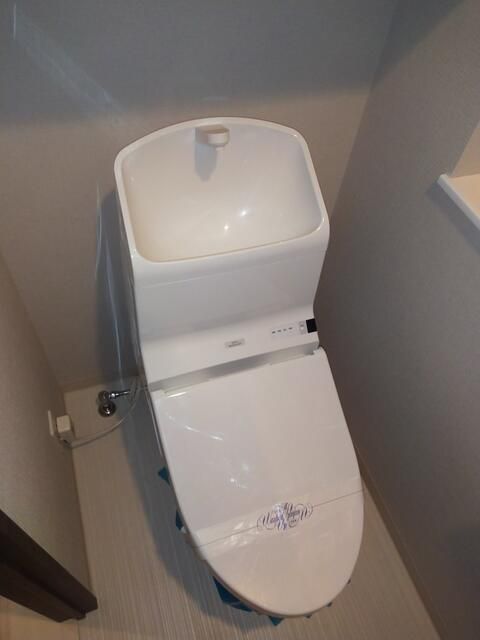 トイレ　落ち着いた色調のトイレです