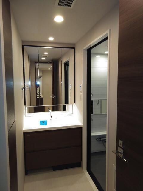 洗面設備　ゆったりとスペースのある洗面所