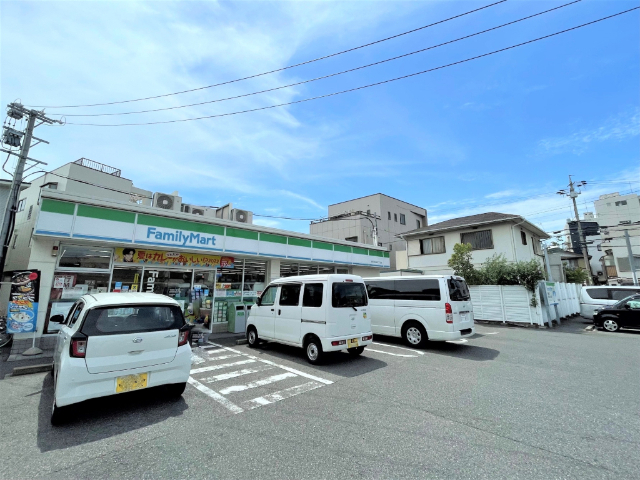 コンビニ　ファミリーマート昭和安田通三丁目店（コンビニ）まで296m