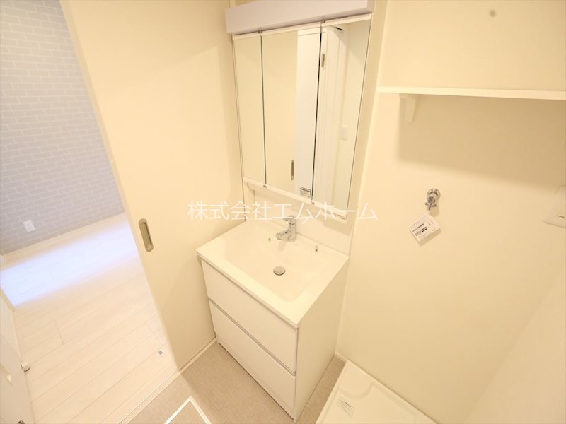 洗面設備　脱衣所　独立洗面台（シャンプードレッサー付）同型写真