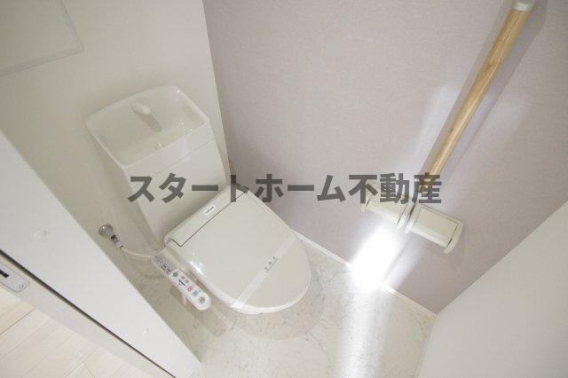 トイレ　落ち着いた色調のトイレです