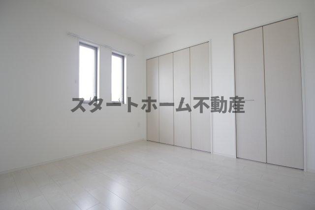 その他部屋・スペース　広くて明るい寝室