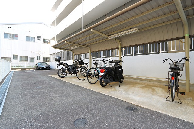 その他共有部分　自転車も屋根付きの場所です