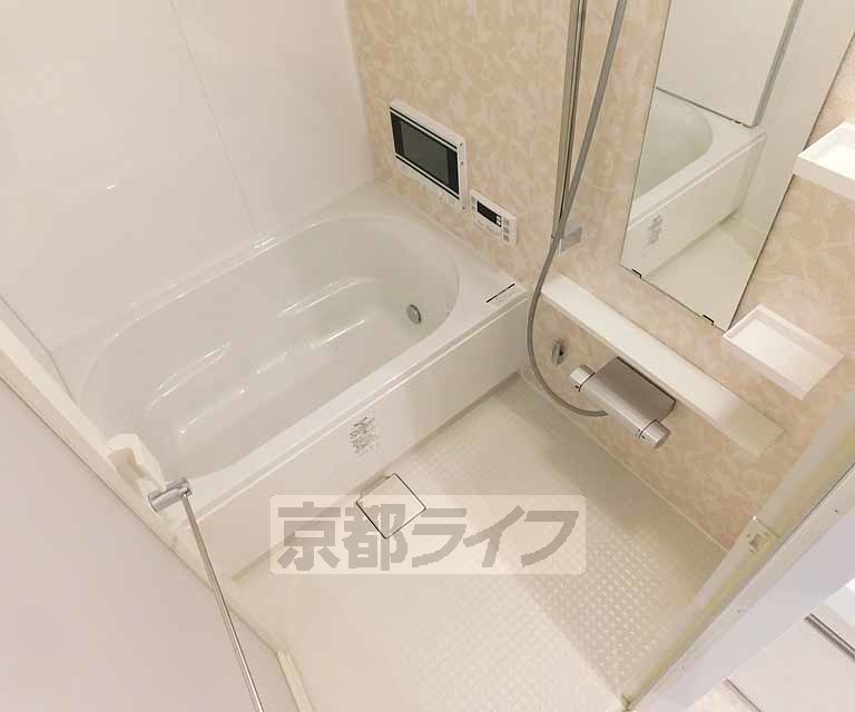 バス・シャワールーム　ゆったりとしたバスルームですね。