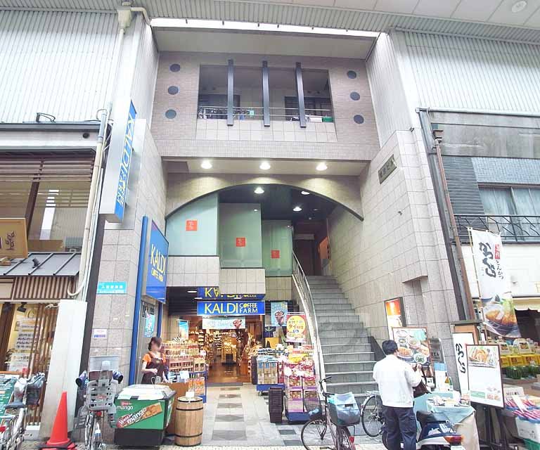 建物外観　商店街の中のマンションです。