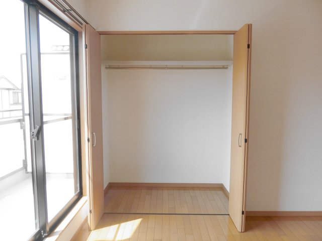 収納　※画像は103号室。2階南側の洋間の収納