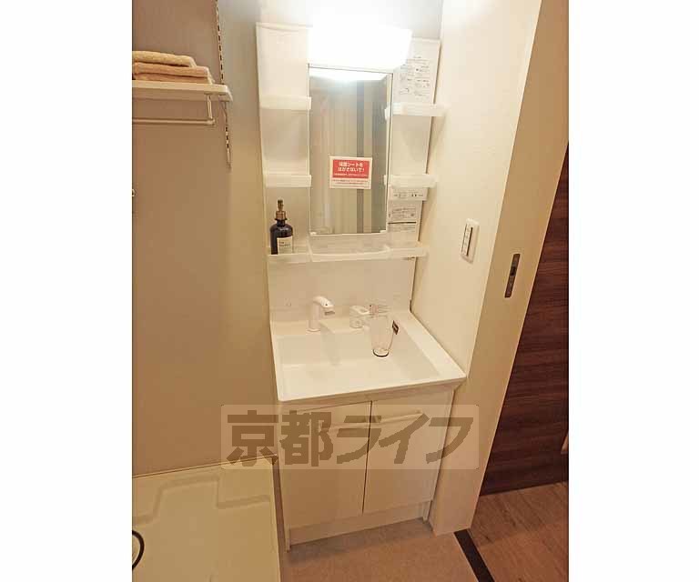 洗面設備　綺麗な洗面化粧台です。