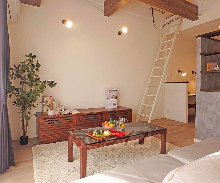 居室・リビング　商店街近くで生活便利なシャーメゾンです。