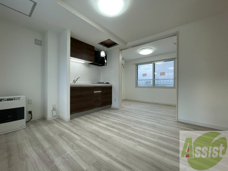 居室・リビング　木目のフローリングは落ち着きのある印象のお部屋になりますね。