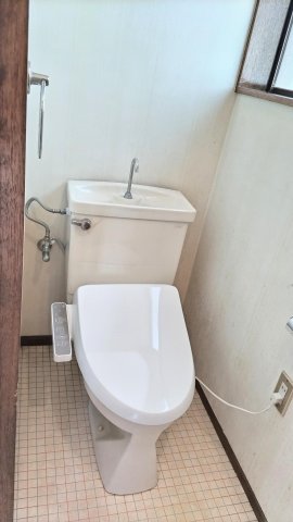 トイレ　安心の温水洗浄便座です、新品です。