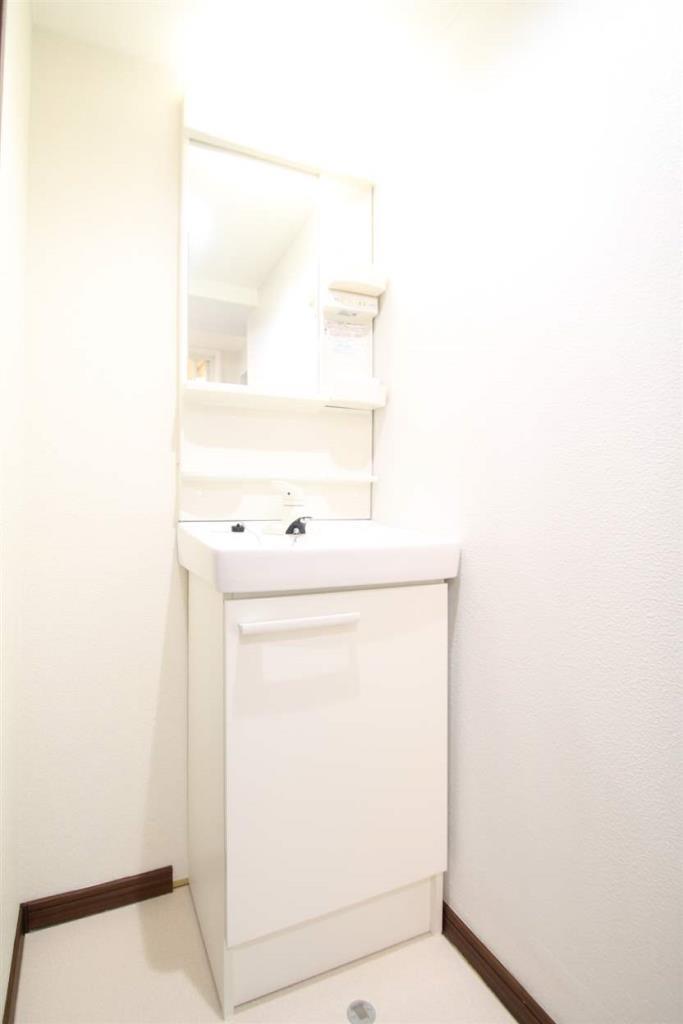 洗面設備　朝の準備に便利な独立洗面台