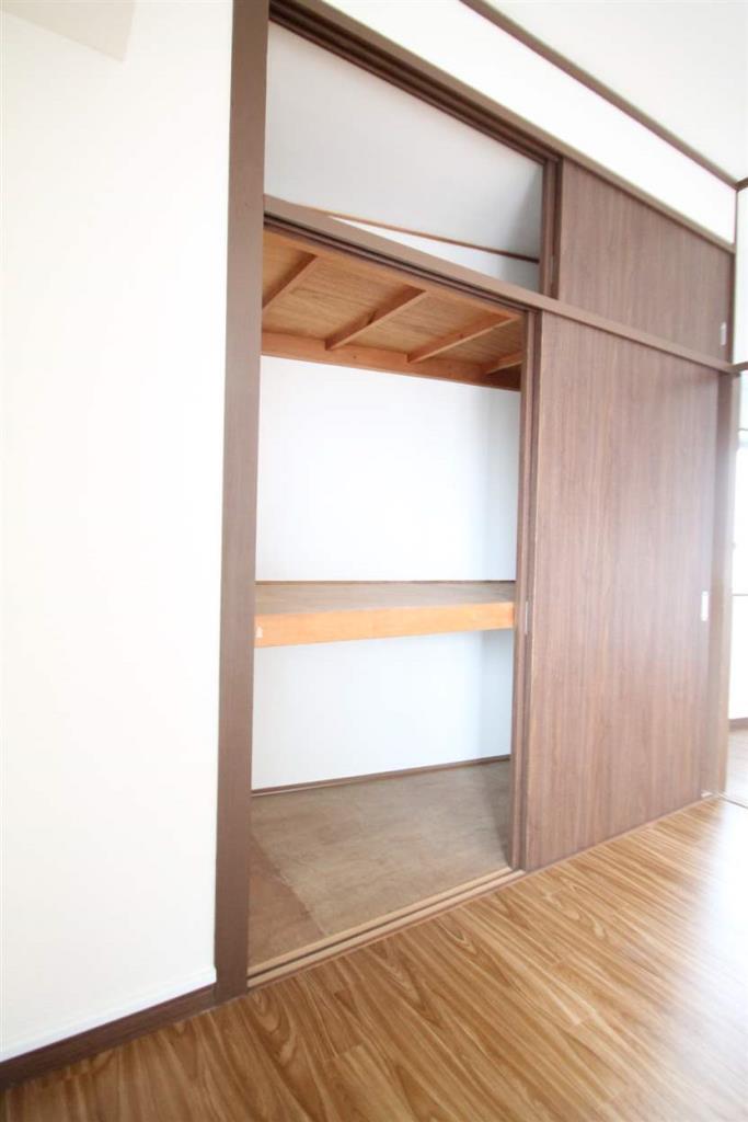 その他設備　段がある収納スペース