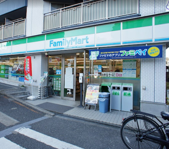 コンビニ　ファミリーマート 牛込柳町駅前店（コンビニ）まで504m