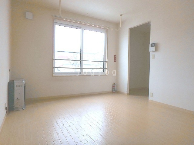 居室・リビング　１０．５帖で家具の配置もしやすい☆