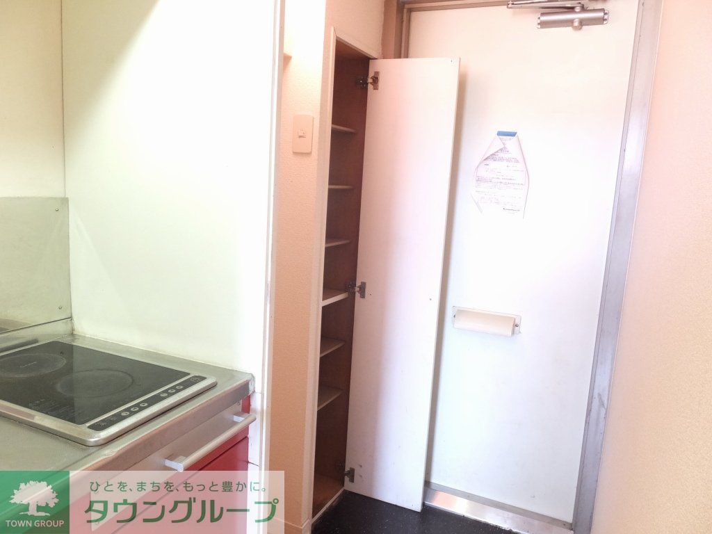 玄関　玄関脇には段差を自由に変更できる靴箱がございます。