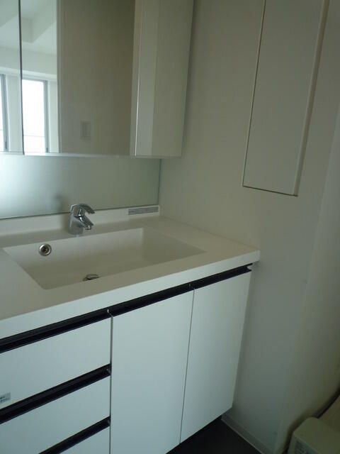 洗面設備　ゆったりとスペースのある洗面所