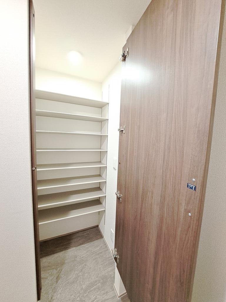 玄関　★玄関にはシューズクローク。