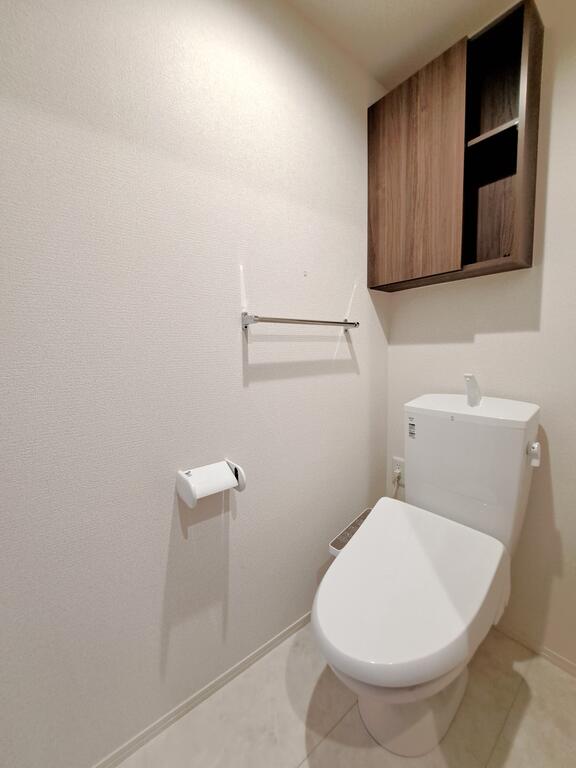 トイレ　★温水洗浄便座付きのトイレ（上部に棚あり）