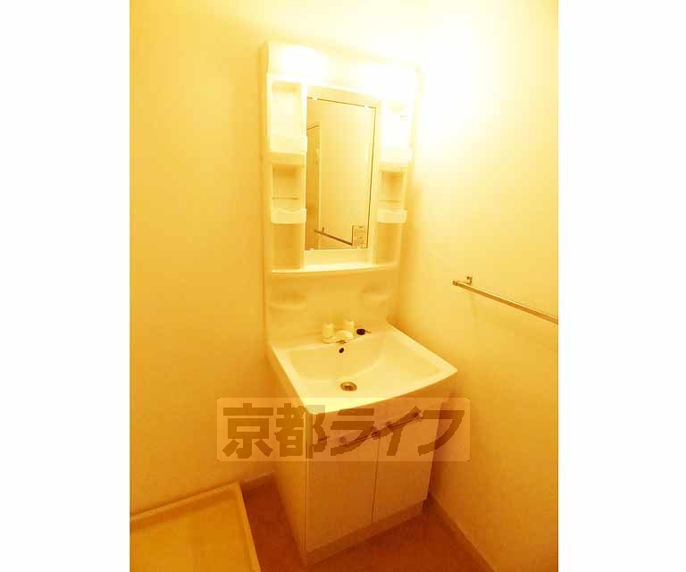 洗面設備　清潔感のある洗面所です。