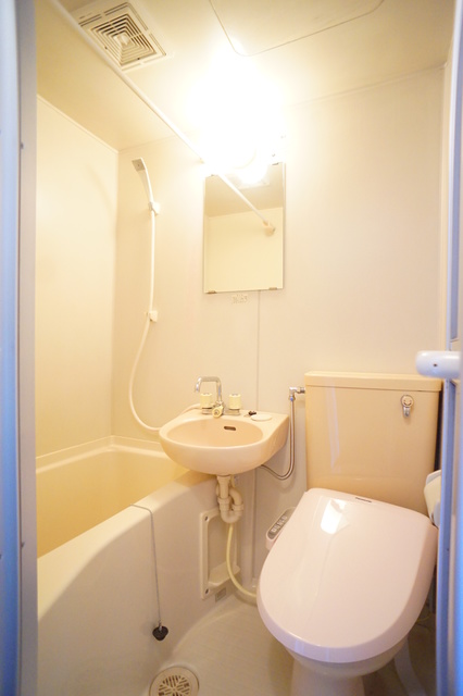 バス・シャワールーム　清潔感のある浴室で、１日の疲れを癒しリラックスできます。