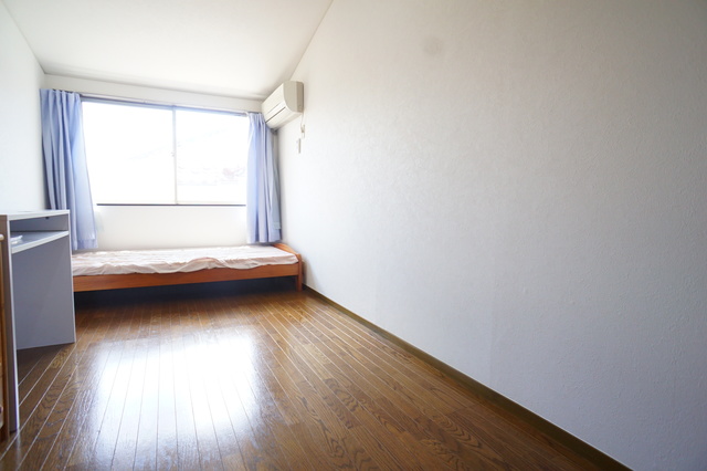 居室・リビング　室内は木の温もりが優しいフローリングです♪（家具付きではあり