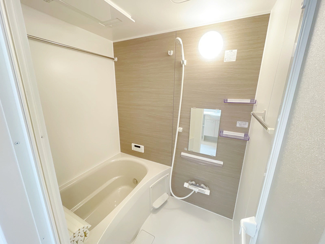 バス・シャワールーム　浴室換気乾燥機付きの浴槽です。